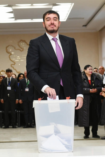 Prezident İlham Əliyev 6 saylı seçki məntəqəsində səs verdi Prezident İlham Əliyev 6 saylı seçki məntəqəsində səs verdi