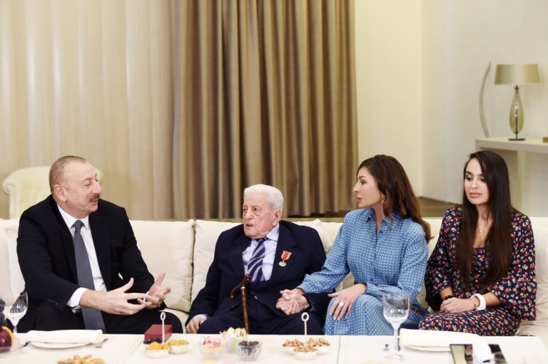 Prezident Xalq artisti Əlibaba Məmmədova “Şərəf” ordenini təqdim edib