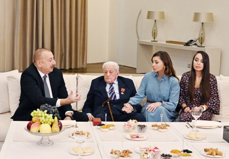 Prezident Xalq artisti Əlibaba Məmmədova “Şərəf” ordenini təqdim edib