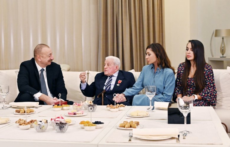 Prezident Xalq artisti Əlibaba Məmmədova “Şərəf” ordenini təqdim edib