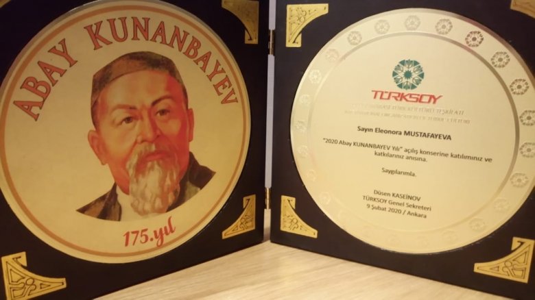 TÜRKSOY-un baş katibi Musiqili Teatrın solistinə mükafat verib