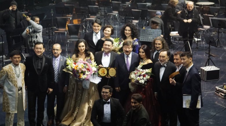 TÜRKSOY-un baş katibi Musiqili Teatrın solistinə mükafat verib