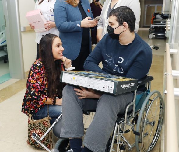 Leyla Əliyeva onkoloji xəstəlikdən əziyyət çəkən uşaqlara hədiyyələr verib