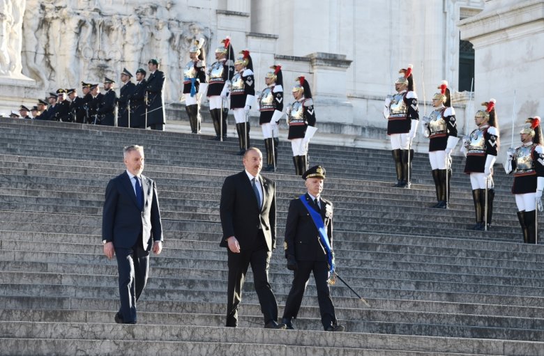 Prezident İlham Əliyev Romada naməlum əsgər abidəsini ziyarət edib Prezident İlham Əliyev Romada naməlum əsgər abidəsini ziyarət edib