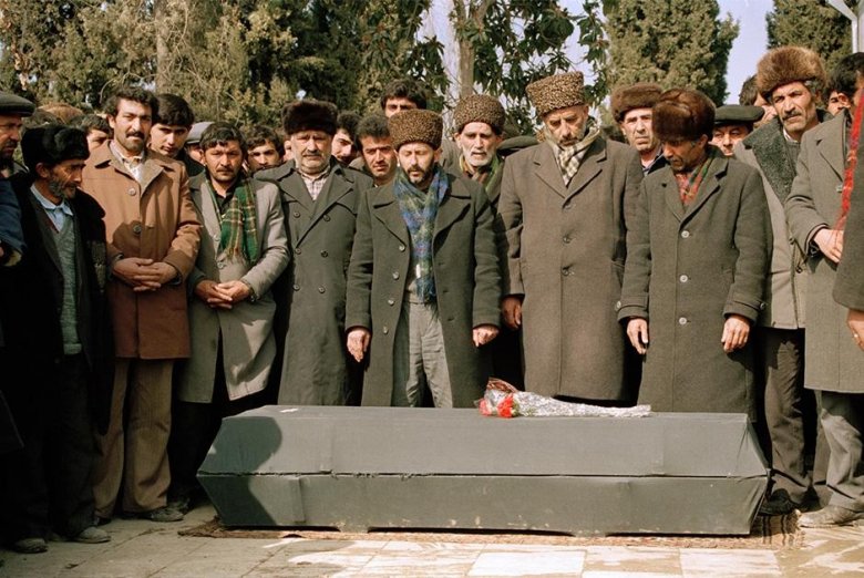 Rusiya mətbuatı Xocalı soyqırımı ilə bağlı dəhşətli fotolar yayıb