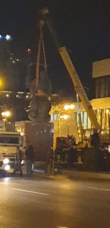 Şah İsmayılın Bakıdakı abidəsi götürülüb Şah İsmayılın Bakıdakı abidəsi götürülüb