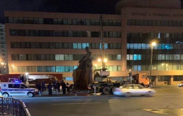 Şah İsmayılın Bakıdakı abidəsi götürülüb Şah İsmayılın Bakıdakı abidəsi götürülüb