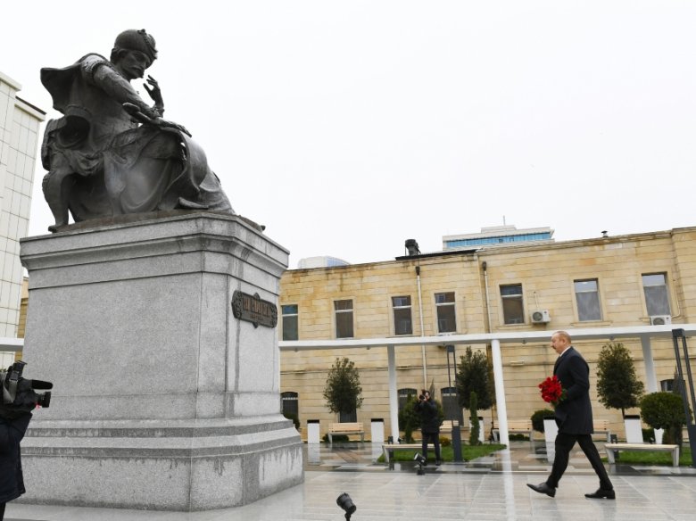 Prezident Şah İsmayıl Xətainin heykəlinin köçürüldüyü yeni salınmış parkda olub