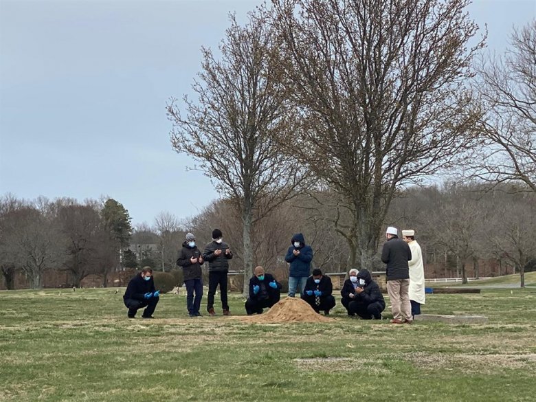 Dəfn şirkəti: “Qəbirstanlığa 10-dan artıq insan buraxmırıq” Dəfn şirkəti: “Qəbirstanlığa 10-dan artıq insan buraxmırıq”