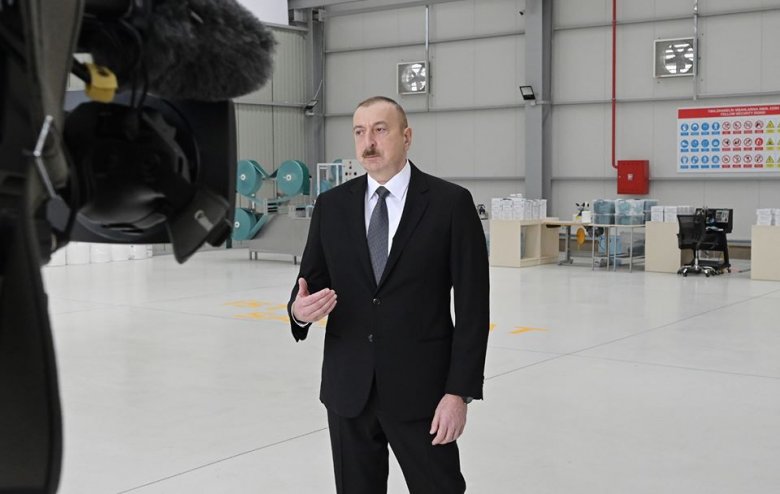 İlham Əliyev tibbi maska istehsalı müəssisəsinin açılışında: "Bu dövrdə heç bir ixtisara getmək olmaz" İlham Əliyev tibbi maska istehsalı müəssisəsinin açılışında: "Bu dövrdə heç bir ixtisara getmək olmaz"