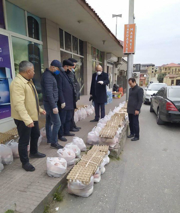 İqbal Ağazadə imkansız ailələrə ərzaq paylayıb