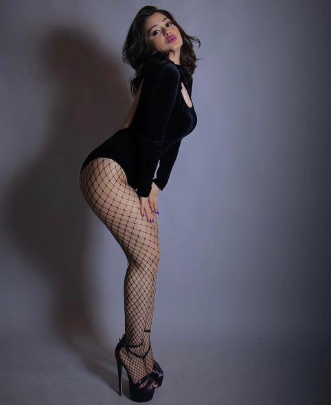 Müğənni Mina açıq-saçıq fotolarını paylaşıb Müğənni Mina açıq-saçıq fotolarını paylaşıb