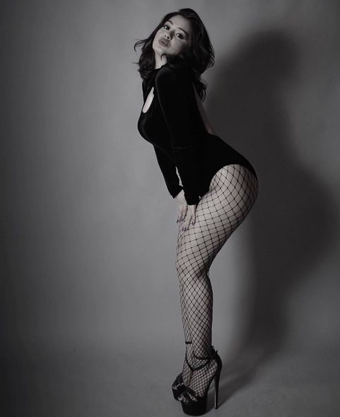 Müğənni Mina açıq-saçıq fotolarını paylaşıb Müğənni Mina açıq-saçıq fotolarını paylaşıb