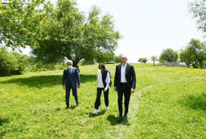 Prezident və xanımı daha bir ziyarətgahda oldu Prezident və xanımı daha bir ziyarətgahda oldu