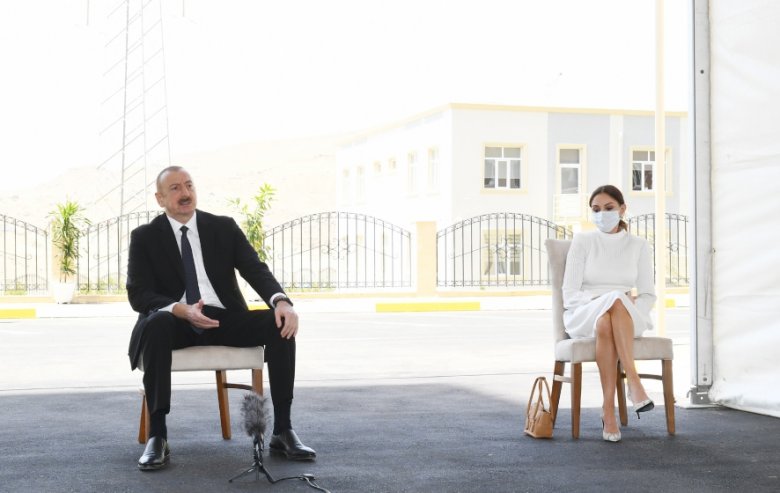 Prezident və Mehriban Əliyeva “Qobu Park-3” yaşayış kompleksinin açılışında iştirak ediblər Prezident və Mehriban Əliyeva “Qobu Park-3” yaşayış kompleksinin açılışında iştirak ediblər