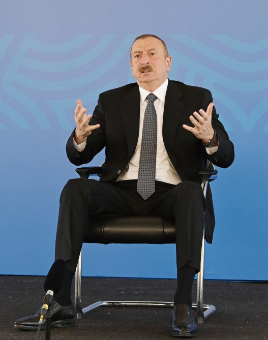 İlham Əliyev: "Məhdudiyyətlərin əsas səbəbi insanları qorumaqdır" İlham Əliyev: "Məhdudiyyətlərin əsas səbəbi insanları qorumaqdır"