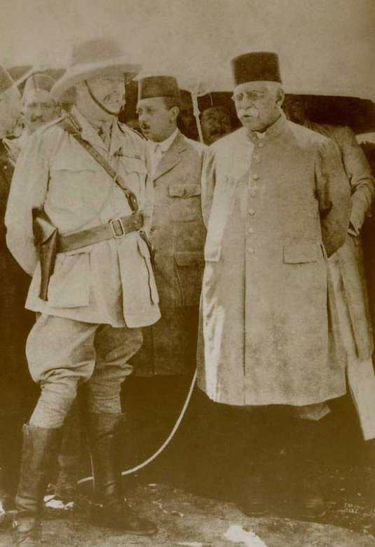   Əbdülhüseyn mirzə Fərmanfərma: Rza şah onun mehtəri olub