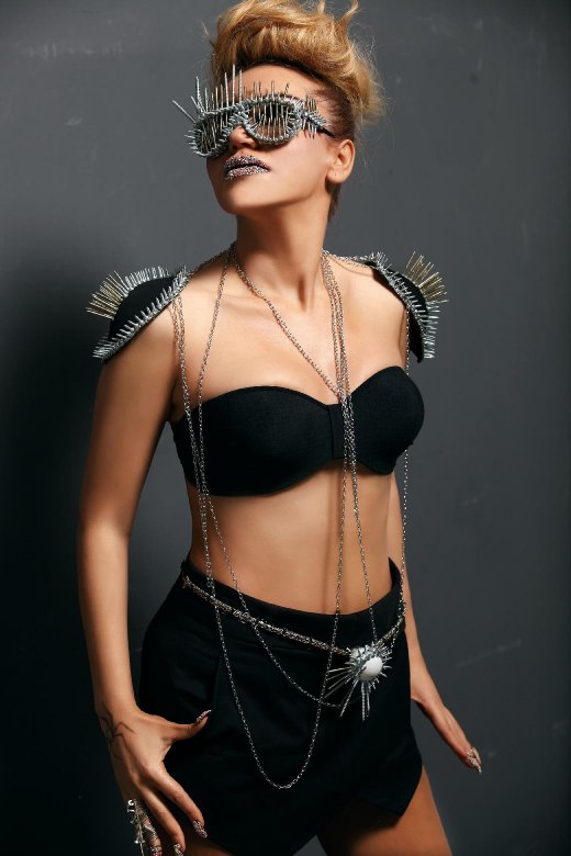 Müğənni yeni fotosessiyası ilə gündəmə gəlib