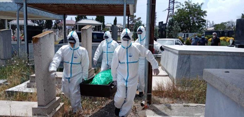 Polislər koronavirusdan ölən qadını dəfn etdi Polislər koronavirusdan ölən qadını dəfn etdi