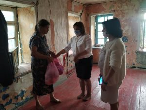 QHT rəhbəri imkansız ailələrə yardım paylayıb