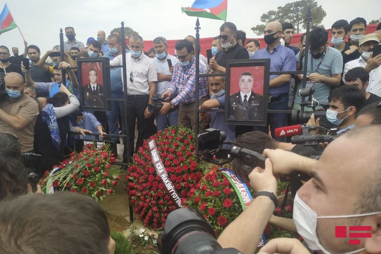 Şəhid general və polkovnik dəfn edildi Şəhid general və polkovnik dəfn edildi