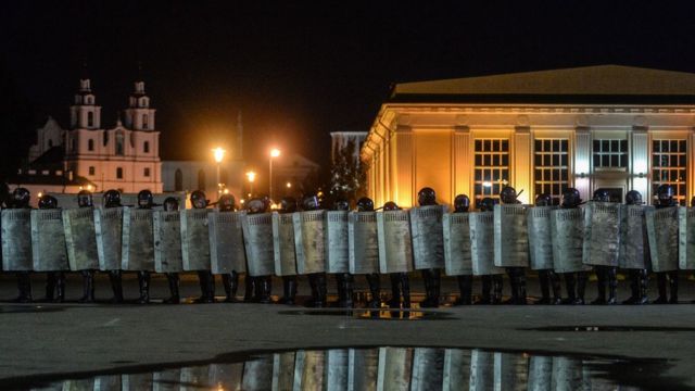 Belarusda gərginlik artır: etirazçılara qarşı güc tətbiq olunur Belarusda gərginlik artır: etirazçılara qarşı güc tətbiq olunur