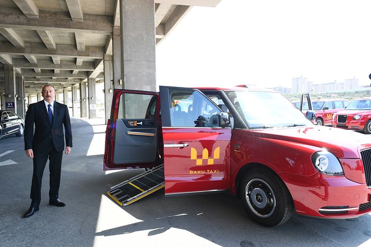 Prezident Bakıda taksi sürüb Prezident Bakıda taksi sürüb