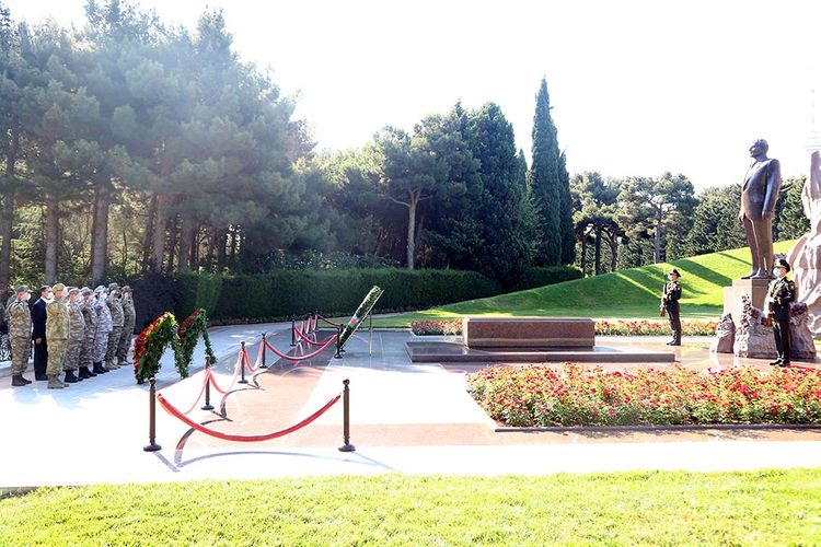 Azərbaycan və Türkiyə Müdafiə nazirliklərinin rəhbərliyi Fəxri xiyabanı və Şəhidlər xiyabanını ziyarət ediblər