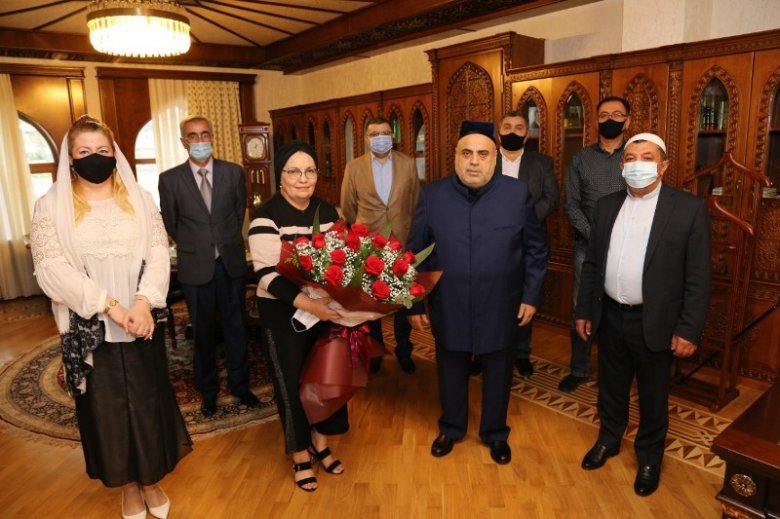 Allahşükür Paşazadə yubilyara “Qurani-Kərim” hədiyyə edib Allahşükür Paşazadə yubilyara “Qurani-Kərim” hədiyyə edib