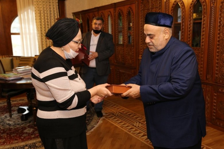 Allahşükür Paşazadə yubilyara “Qurani-Kərim” hədiyyə edib Allahşükür Paşazadə yubilyara “Qurani-Kərim” hədiyyə edib