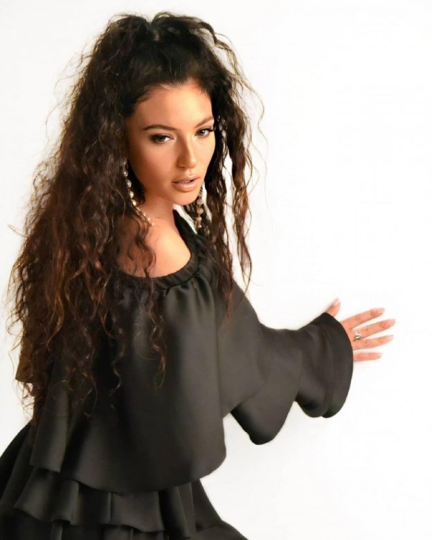 Müğənni üç fərqli obrazda – Fotosessiya Müğənni üç fərqli obrazda – Fotosessiya