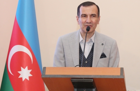 Eldəniz Babayev: “Hər bir rəssam fərdi sərgisinə ömrü boyu yol gəlir”