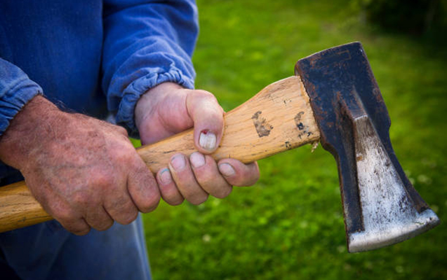 Cəlilabadda 49 yaşlı kişi qardaşının azyaşlı uşaqlarını baltalayıb - (Yenilənib)